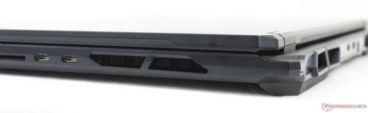 Rechts: SD-lezer, 2x USB-C Thunderbolt 4 met DisplayPort + Power Delivery