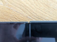 Het is niet alleen de hoek, er zit een flinke hoeveelheid extra plastic in de Google-behuizing