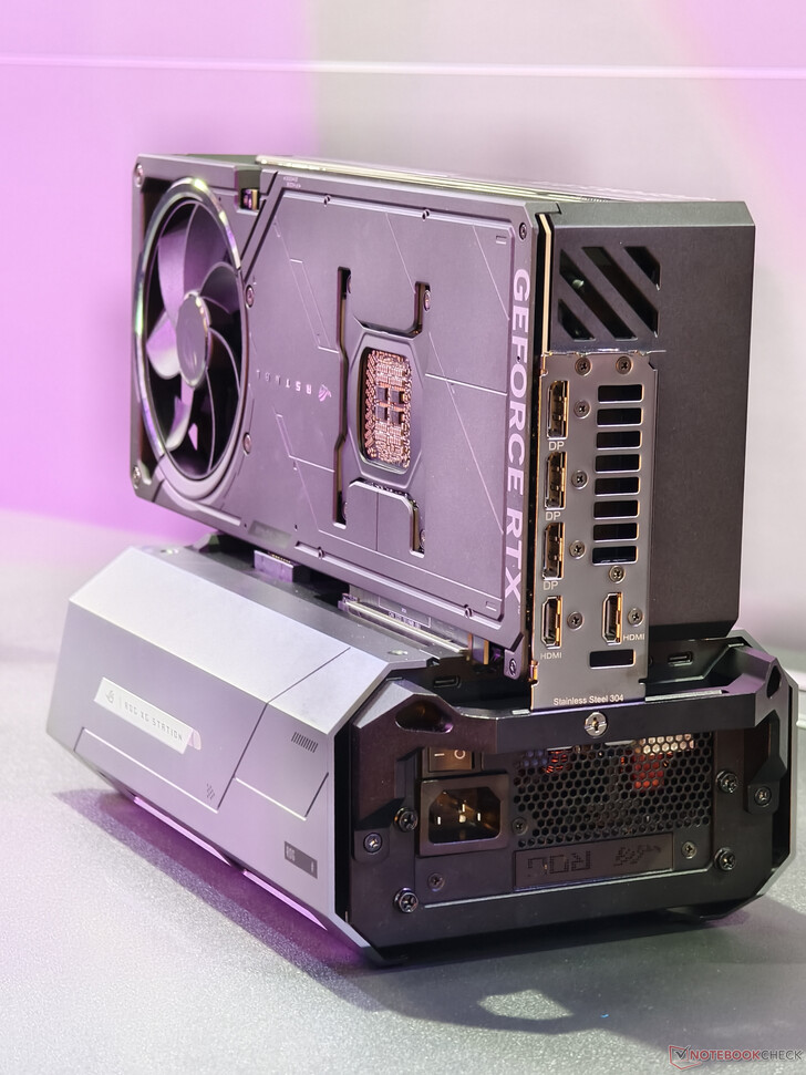 Achterkant van het eGPU dock (Afbeelding bron: Notebookcheck)