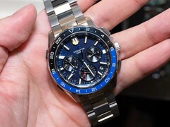 Het blauwe Casio Oceanus OCW-P3000-horloge, afgebeeld vanaf de voorkant, waarbij de gedetailleerde wijzerplaat en de tweekleurige keramische lunette worden benadrukt.