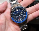 Het blauwe Casio Oceanus OCW-P3000-horloge, afgebeeld vanaf de voorkant, waarbij de gedetailleerde wijzerplaat en de tweekleurige keramische lunette worden benadrukt.