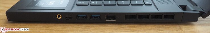 Rechterkant: 3.5 mm audiopoort, USB-C 3.1 Gen2, 2x USB-A 3.1 Gen2, RJ45-LAN
