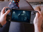 De Fright or Flight Halloween-bundel bevat Blair Witch en andere horrorhits. Afgebeeld: een bewerkte foto van de Steam Deck waarop Blair Witch draait.