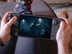De Fright or Flight Halloween-bundel bevat Blair Witch en andere horrorhits. Afgebeeld: een bewerkte foto van de Steam Deck waarop Blair Witch draait.