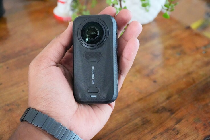 De Insta360 X6 heeft een compact ontwerp