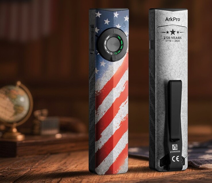 De Olight ArkPro Stars & Stripes Edition-zaklamp is voorzien van een duimschakelaar met een driestandenknop aan de voorkant en een metalen zakclip aan de achterkant.