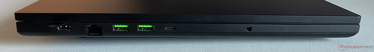 Links: Oplader, 2,5 GB/s Ethernet, 2x USB-A 3.2 Gen.2 (10 Gbit/s), USB-C 4.0 met Thunderbolt 4 (40 GBit/s, DisplayPort 2.1 via iGPU, Power Delivery 3.0), 3,5 mm audio-aansluiting