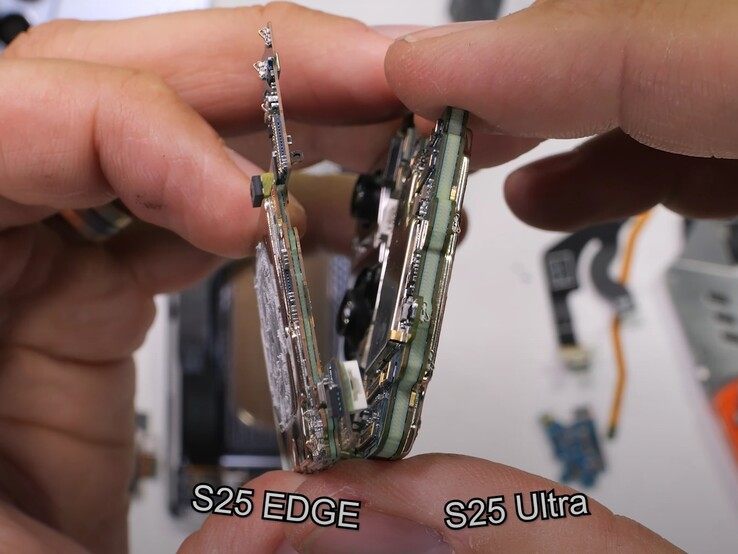 Het moederbord van de Galaxy S25 Edge is aanzienlijk dunner dan dat van de Galaxy S25 Ultra. (Afbeeldingsbron: JerryRigEverything)