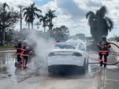 Brandende EV's zoals de Tesla Model X op deze foto kunnen moeilijk te blussen zijn (Afbeelding: Jimmy Patronis)