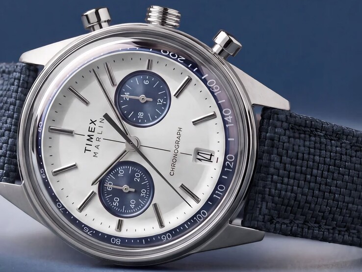 Timex Marlin Jet Chronograph gefotografeerd tegen een donkere achtergrond, met zijn bolvormige horlogeglas, tachymeterring, concave wijzerplaat, chronograafsubwijzerplaten en retrofuturistisch kastontwerp.