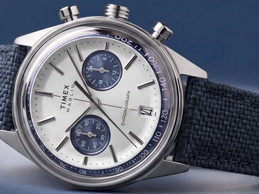 De Timex Marlin Jet Chronograph, gefotografeerd tegen een donkere achtergrond, toont het gewelfde glas, de tachymeterring, de concave wijzerplaat, de chronograafsubwijzerplaten en het retro-futuristische ontwerp van de kast.
