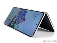 De opvolger van de MIX Fold 4, op de foto, laat mogelijk nog een paar maanden op zich wachten. (Afbeeldingsbron: Notebookcheck)