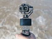 Een close-up van de DJI Osmo Pocket 4P met zijn twee cameralenzen.