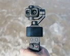 Een close-up van de DJI Osmo Pocket 4P met zijn twee cameralenzen.