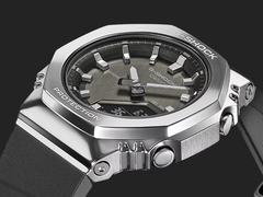 De Casio G-Shock GMS2110-1A1 met een metalen lunette, afgebeeld tegen een donkere achtergrond. (Afbeeldingsbron: Casio)