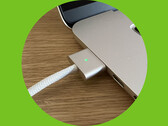 De Windows wereld heeft nog steeds geen antwoord op de MagSafe connector, voor het eerst geïntroduceerd door Apple in de jaren '00 (bron: Notebookcheck - bewerkt)