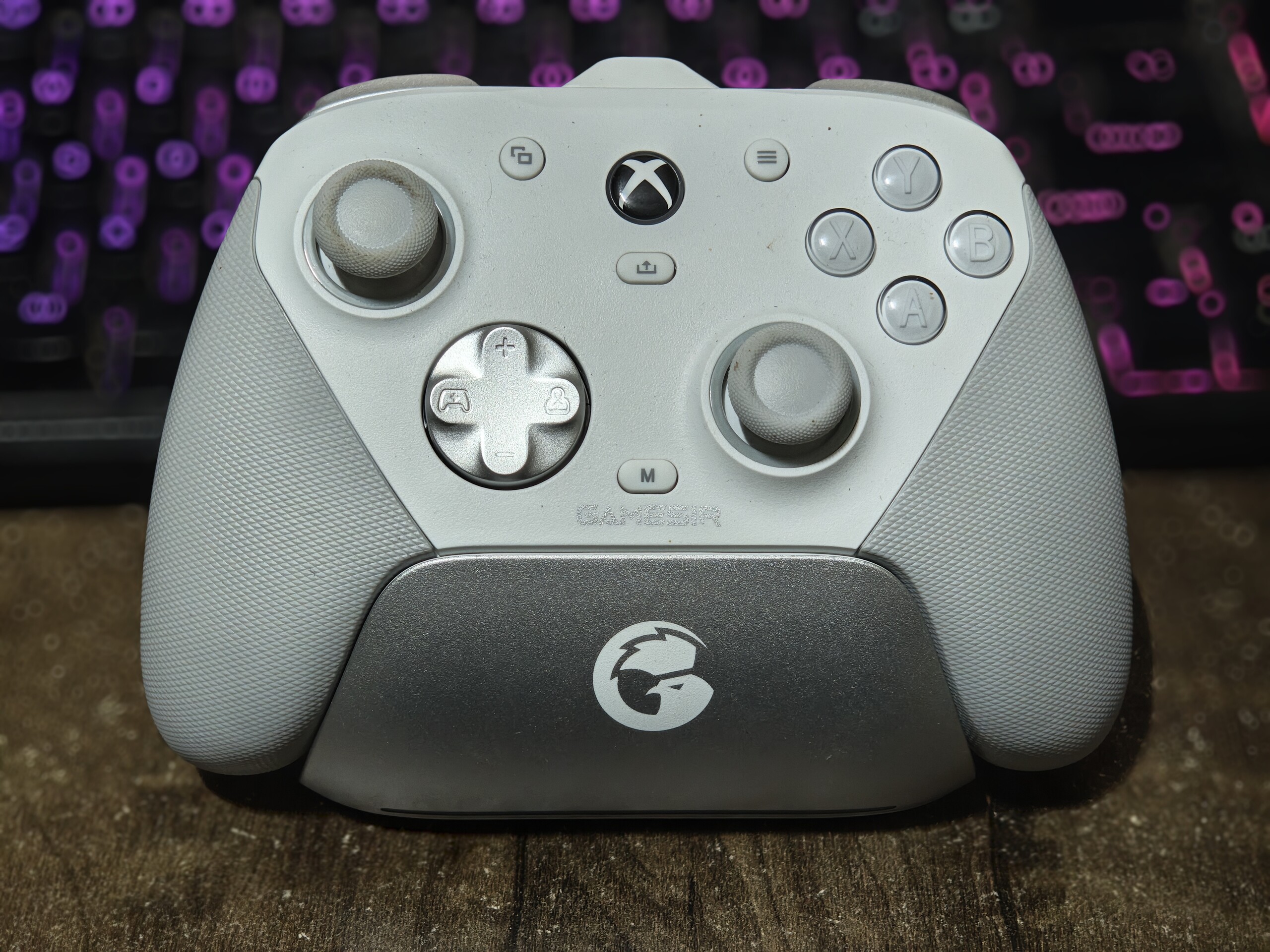 De GameSir GT7 Pro is een controller met veel mogelijkheden die geen gat in uw zak brandt (bron: Notebookcheck)