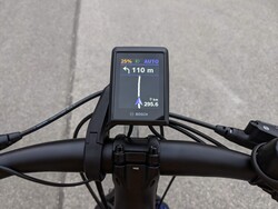 Met gekoppelde smartphone kan het display worden gebruikt voor navigatie