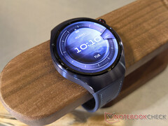 De Huawei Watch 5 begint bij €449 in de EU. Afgebeeld: de smartwatch in het paars (bron: Notebookcheck)