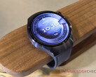 De Huawei Watch 5 begint bij €449 in de EU. Afgebeeld: de smartwatch in het paars (bron: Notebookcheck)