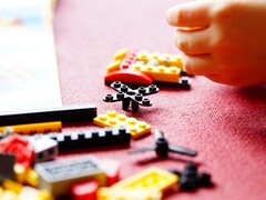Afbeelding van LEGO stenen op een rode loper. (Afbeelding bron: Efraimstochter - Pixabays)