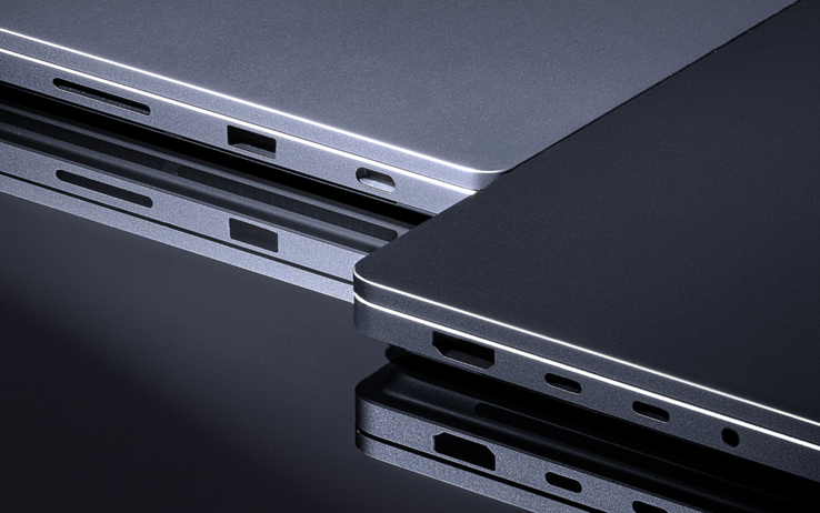 De officiële marketingafbeeldingen van de Surface Laptop Ultra laten ook zien dat de USB-C poort aan de rechterkant groter is.