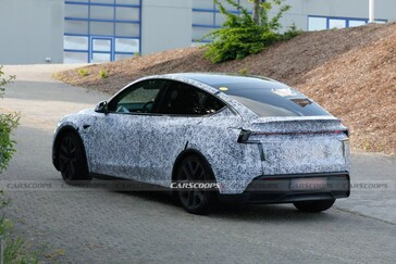 Nieuwe 2026 Tesla Model Y prestatietest op de Nürburgring in Duitsland.