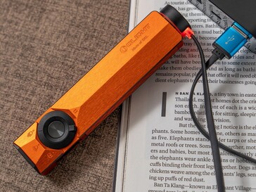 De Olight ArkPro Ultra wordt geleverd met een magnetische oplaadadapter voor draadloos opladen.