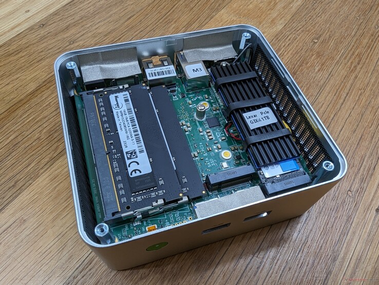 Gemakkelijke toegang tot 2x SODIMM-sleuven, 1x M.2 2280 SSD-sleuf en 1x M.2 2242 SSD-sleuf