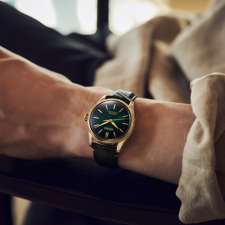 Het Seiko Presage Classic x Tradman’s Bonsai-horloge, gedragen aan de pols met een zwarte leren band en een donkergroene wijzerplaat.