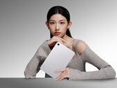 Xiaomi heeft een nieuwe configuratie voor de Redmi K Pad 2 geïntroduceerd. Afgebeeld: een promotiefoto van de tablet in de kleur zilver.