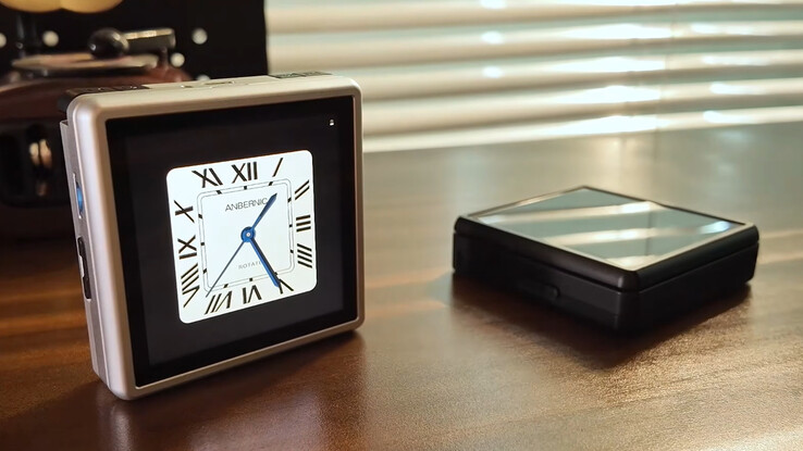 De Anbernic RG Rotate in zijn twee lanceringskleuren.