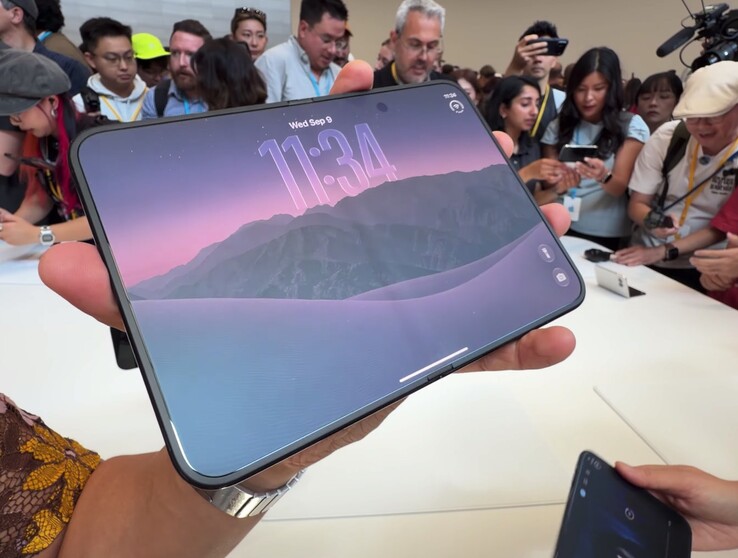 De iPhone Duo van Apple vertoont weliswaar een zichtbare vouw, maar dankzij het oppervlak met nanotextuur valt deze nauwelijks op.