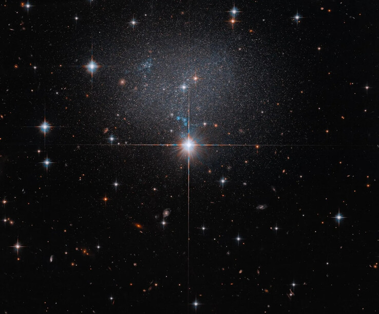 De afbeelding gemaakt door de Hubble ruimtetelescoop toont het dwergsterrenstelsel ESO 490-017.