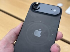 iPhone Air Space Zwart scherm met krassen rond het MagSafe-gedeelte. (Afbeeldingsbron: Consomac)