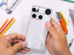 De Niets-telefoon (3). (Afbeeldingsbron: JerryRigEverything via YouTube)