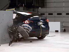 Tesla Model Y small overlap crashtest aan de bestuurderszijde. (Afbeelding bron: IIHS/YT)