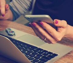 Een telefoongebruiker leest het scherm (Beeldbron: Firmbee/Unsplash)