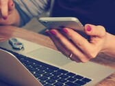 Een telefoongebruiker leest het scherm (Beeldbron: Firmbee/Unsplash)