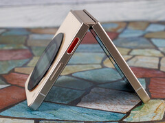 Flip 5G: Opvouwbare smartphone nu verkrijgbaar met korting. (Afbeelding: Notebookcheck)