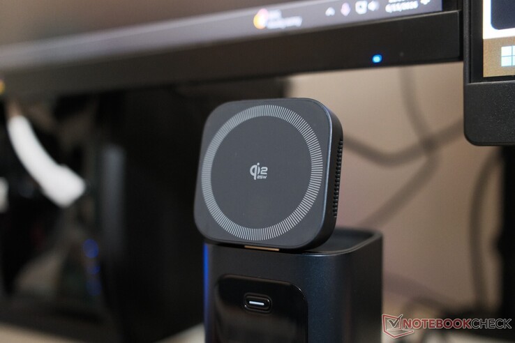 De RD1 Pro is uitgerust met een Qi 2.2-oplaadstation voor draadloos opladen, dat openklapt zodat uw telefoon op het bureau in een beter bereikbare positie blijft staan.