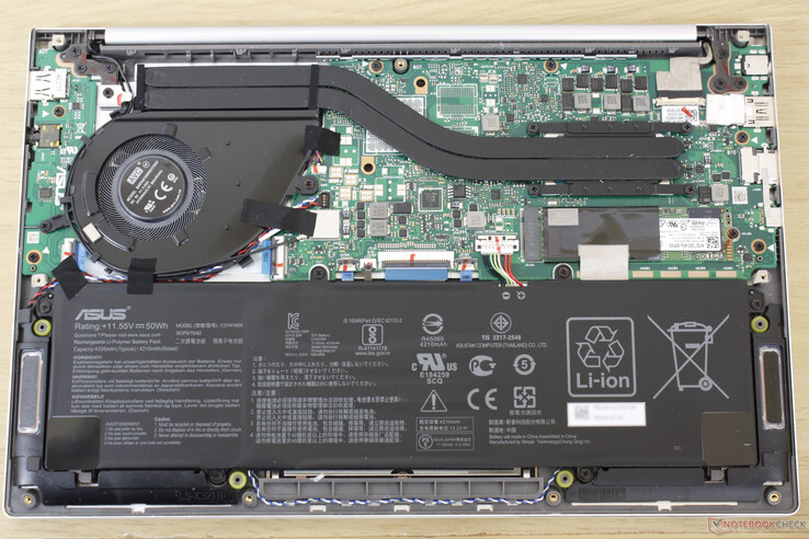 Asus VivoBook S13 S333JA moederbord. Het bodempaneel wordt vastgezet met 9 T5 Torx-schroeven