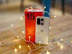De wereldwijde versie van de OnePlus 15 werd in oktober 2025 aangekondigd.