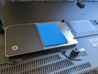 Speciale warmte verspreider voor de twee SSD's. SSD prestaties zouden nog steeds gas geven in onze tests, echter