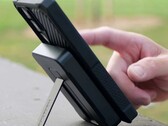 Een aluminium standaard in de 10.000 mAh Rokform MagSafe powerbank houdt de aangesloten telefoon omhoog voor handsfree gebruik. (Afbeelding bron: Rokform)