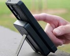 Een aluminium standaard in de 10.000 mAh Rokform MagSafe powerbank houdt de aangesloten telefoon omhoog voor handsfree gebruik. (Afbeelding bron: Rokform)