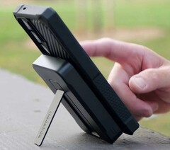 Een aluminium standaard in de 10.000 mAh Rokform MagSafe powerbank houdt de aangesloten telefoon omhoog voor handsfree gebruik. (Afbeelding bron: Rokform)