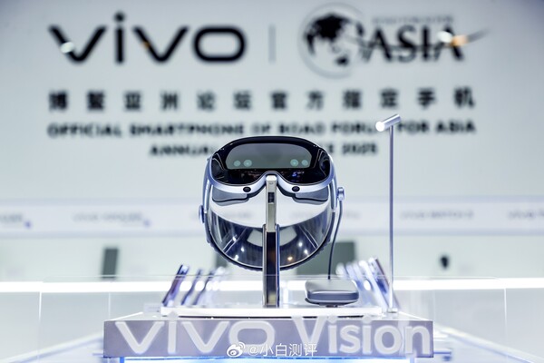 De Vivo Vision heeft een ontwerp dat lijkt op dat van de Apple Vision Pro. (Afbeeldingsbron: 小白测评 op Weibo)