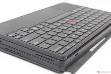 Het losse toetsenbord en de kickstand worden in gesloten toestand magnetisch aan beide zijden van de tablet bevestigd