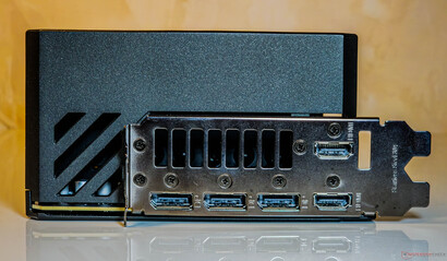 Poorten: 2x DisplayPort 2.1b-uit, 2x HDMI 2.1b-uit